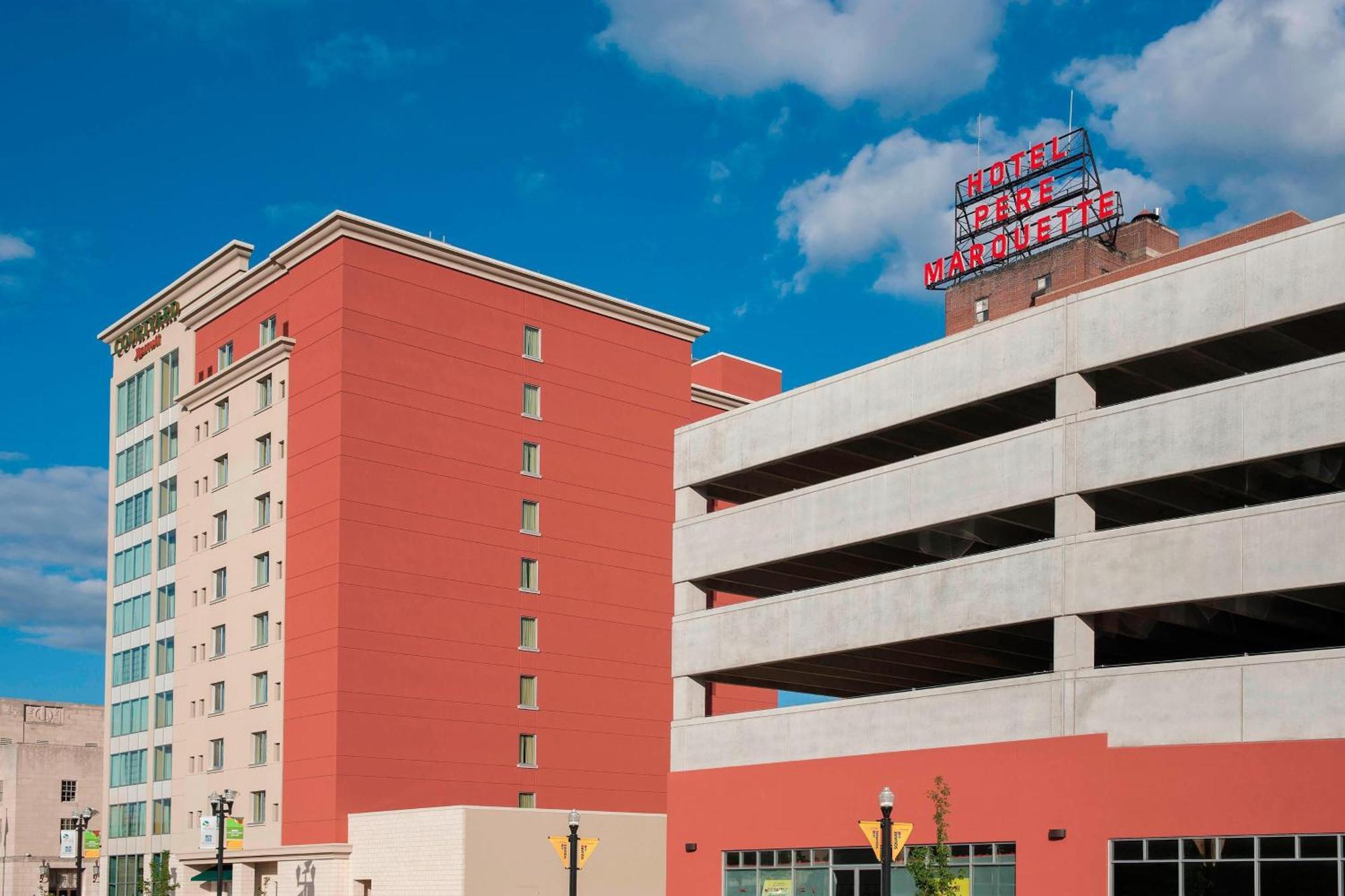 Courtyard Peoria Downtown Hotel Exterior photo